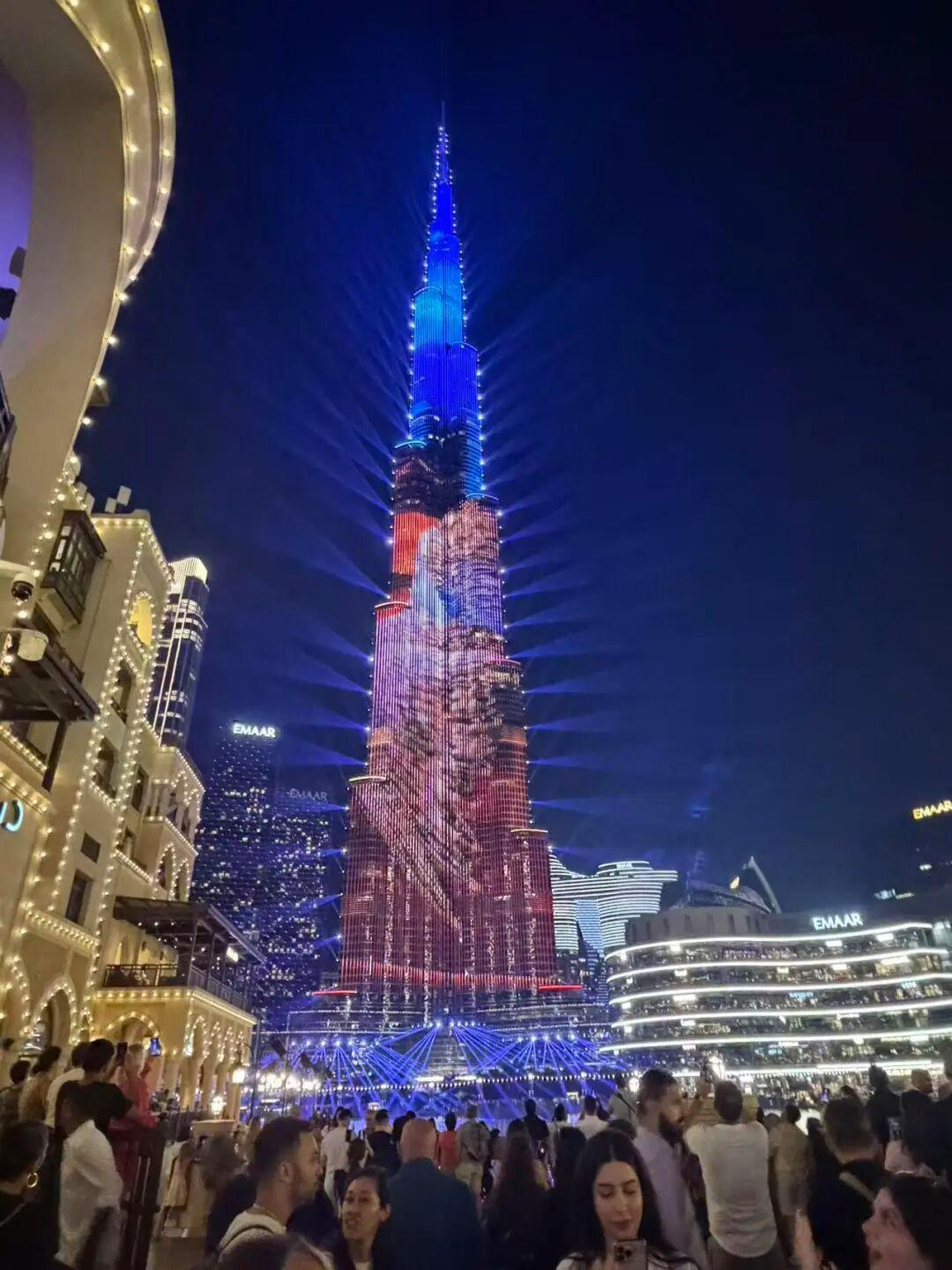 “迪拜炸了！世界第一高楼哈利法塔紧急清空，现场传出巨大爆炸声，美军基地遭导弹打击