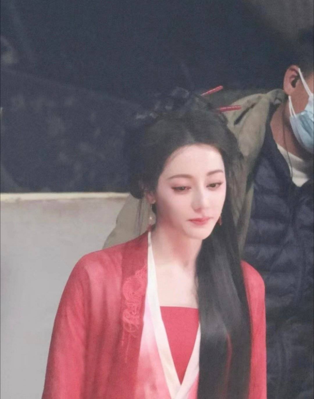 迪丽热巴这个发型有点古早的味道了，是古早的进阶版。 