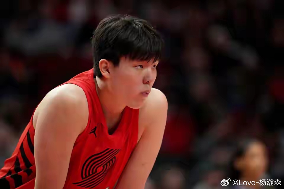 波特兰开拓者 杨瀚森真的变了，他今天进攻欲望很足，拿球就攻，绝不犹豫，这让人一时