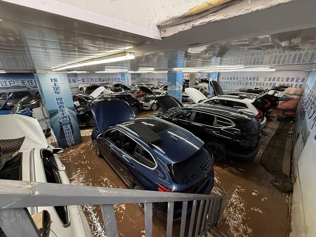 7月9日，重庆暴雨导致某二手车行展厅被雨水淹没，导致近90台车辆受损，损失过百万