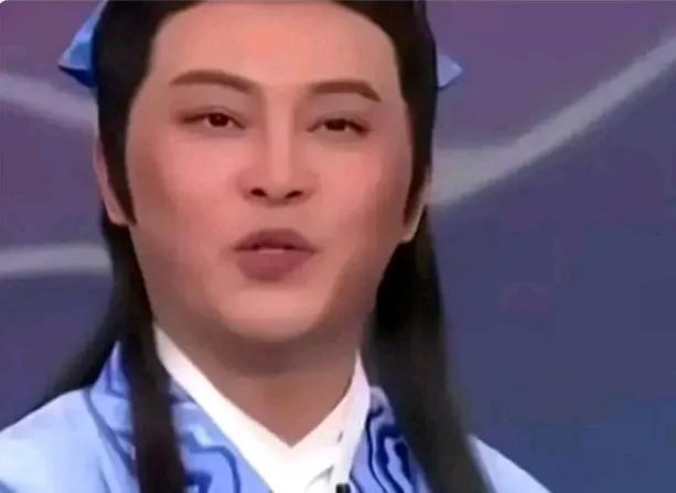 都说沙溢元宵节晚会的扮相又年轻又帅气。
我一点也没看出来哪帅了。化妆师为了显瘦，