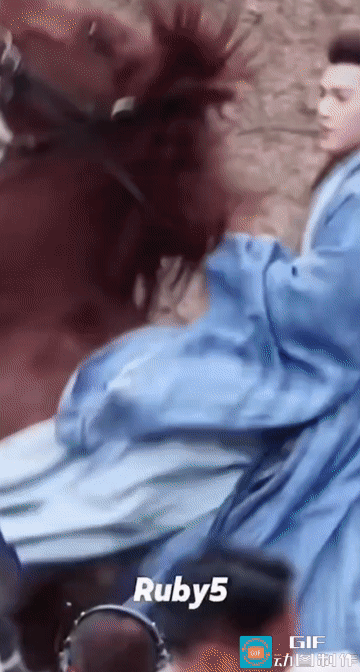 怎么有笑的这么好看的人呀，有网友说看他这一笑，终于懂了男生看甜妹的感觉。

虽然