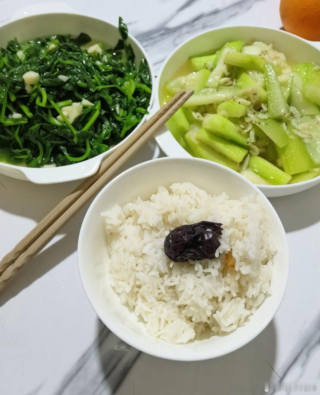 李爷减肥计划 减肥的第一百天。简简单单，吃个午餐。虾米炒胡瓜，猪油豌豆尖。它真的