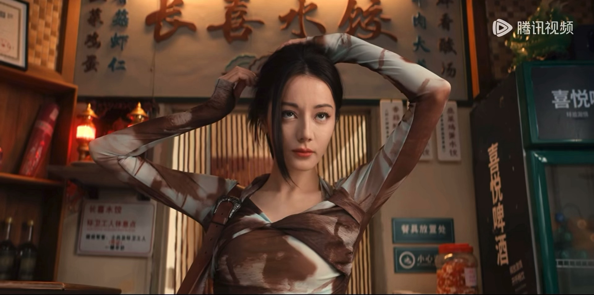 枭起青壤迪丽热巴这段筷子盘发打架名场面终于要来了，被聂九罗从从容容游刃有余的样子