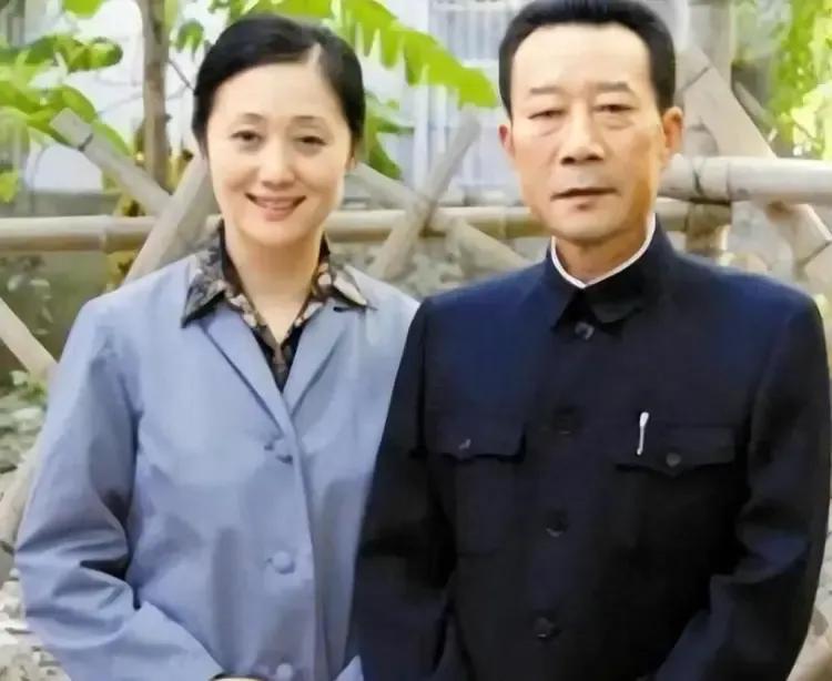 清秀端庄的她，早就跟大家混个脸熟，是不是很多人还不太熟悉她的名字。从艺路上，她表