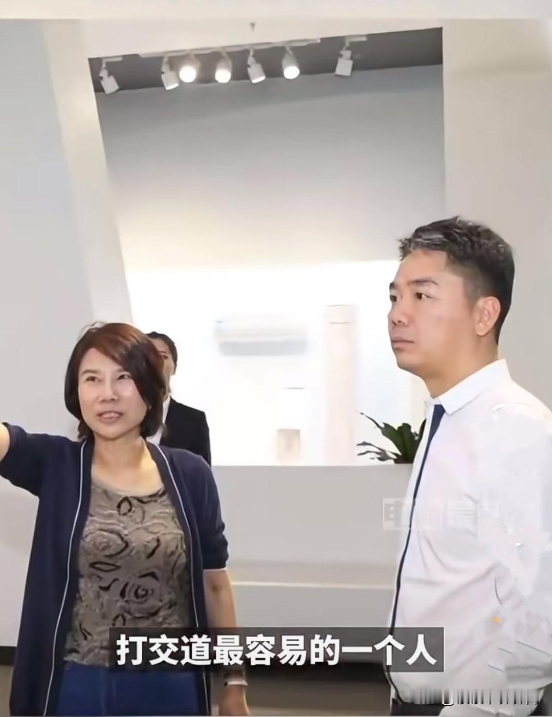 董明珠说：刘强东是我在所有人的合作过程中，打交道最容易的一个人，因为他从来不跟我