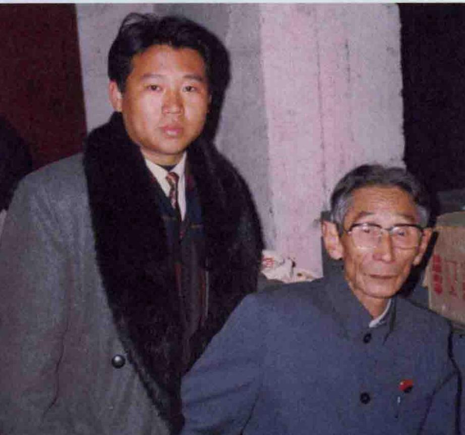 1991年的郭德纲和马三立先生合影。那时候的郭德纲才18岁，真是风华正茂，很像一