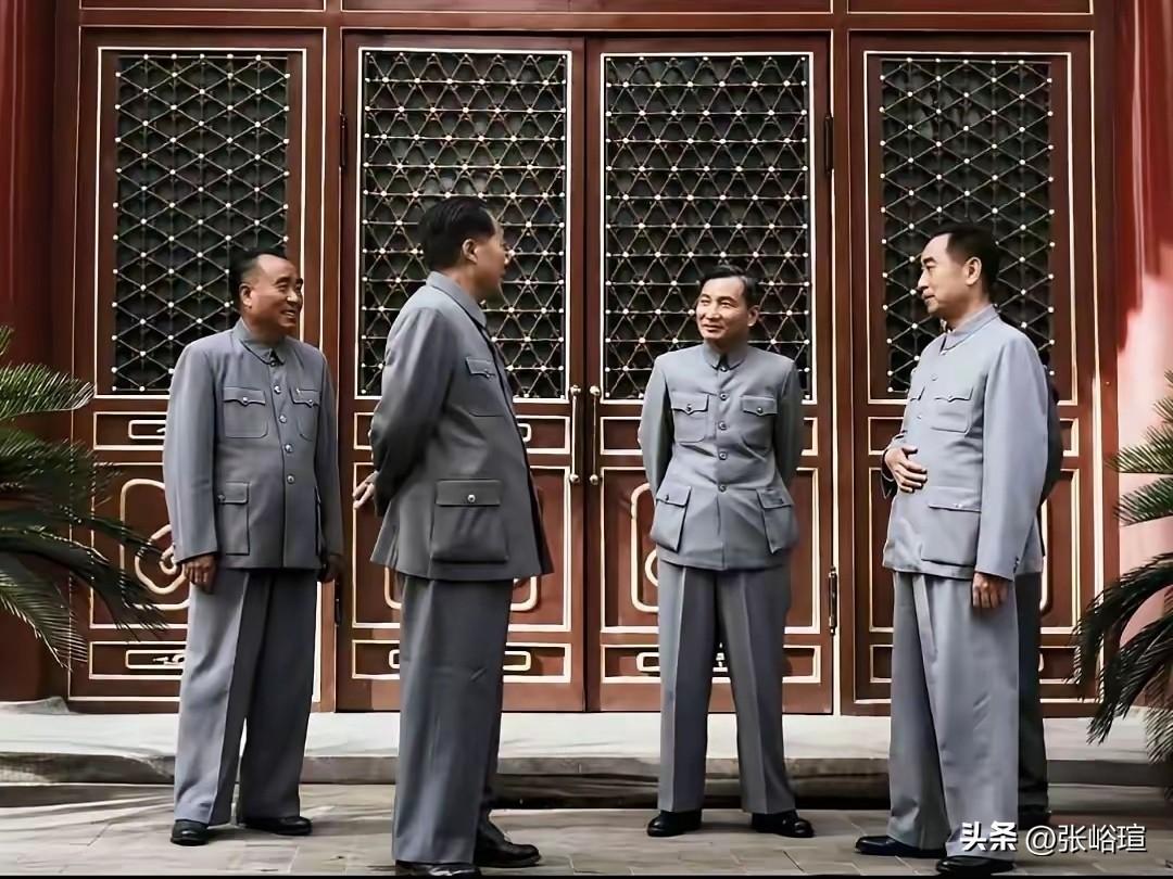 紫光阁前，伟人齐聚；
共谋伟业，胸纳山河。