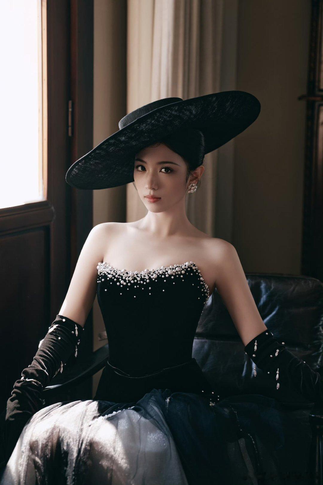 代露娃、张艺凡费加罗音乐派对造型，一黑一白，谁最权威？ ​​​