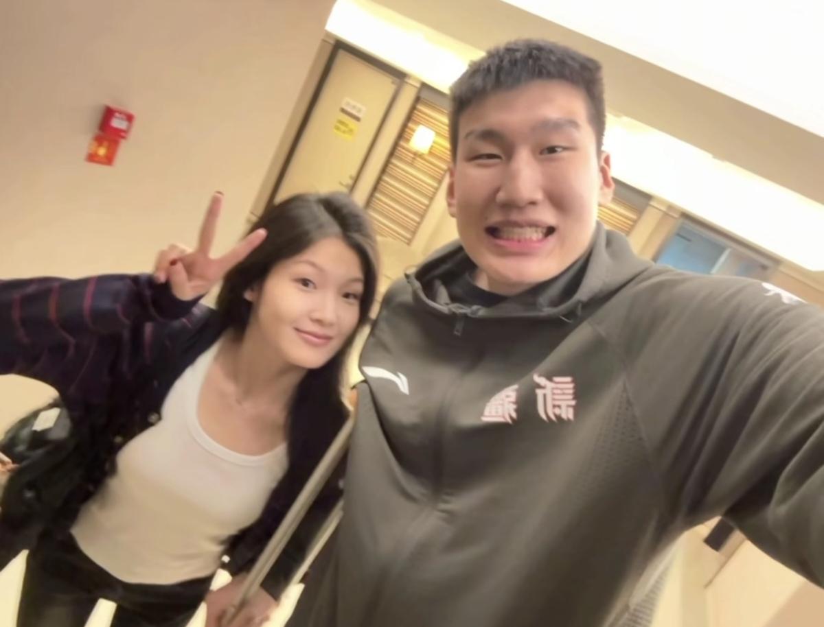 近日，李炎哲的女友瑶妹儿发视频，晒李炎哲前几天做脚伤手术的康复视频。直接一下子戳