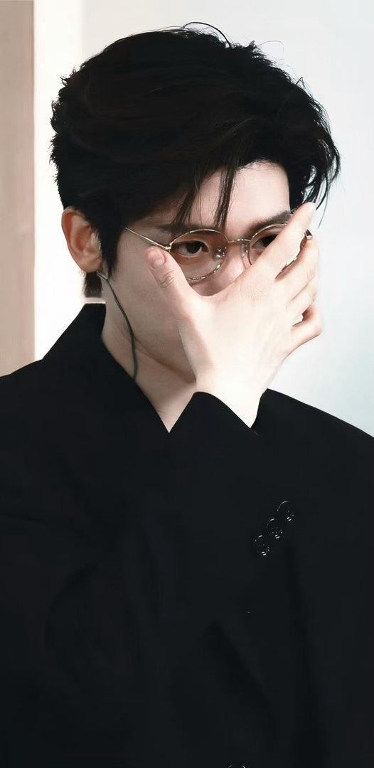 侯明昊直播澄清剧内关系侯明昊回应雀骨很多老婆 面对漫天关于男主多妻的讨论，侯明昊