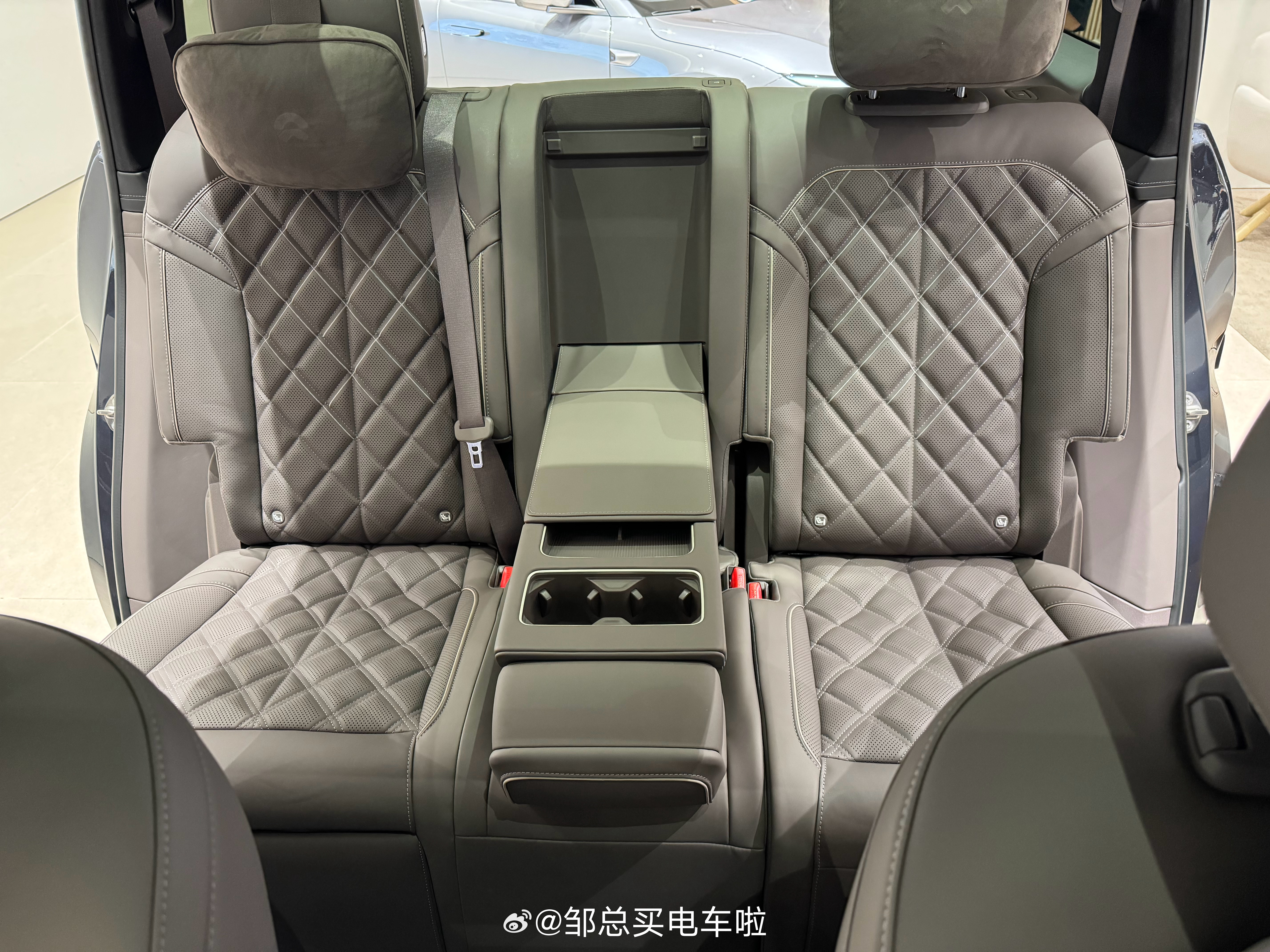 今天花了一下午时间，跑来研究了一下蔚来全新ES8的7座版本车型。这会我对于7座S