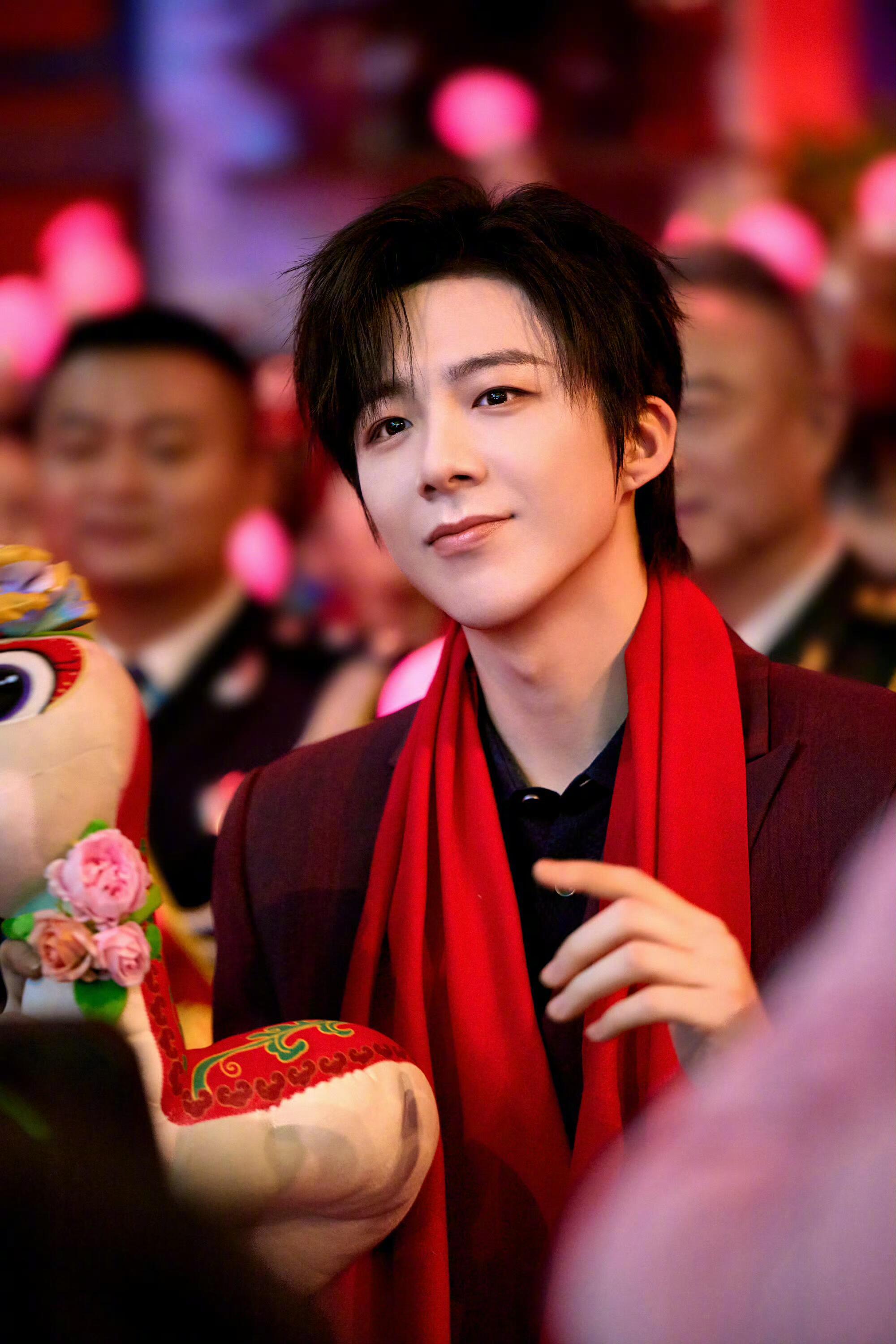 #早安咪语##刘宇宁马年春晚带妆联排#雪中的刘宇宁太帅了！这清冷贵气的劲儿，不演