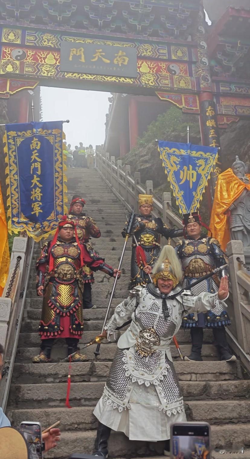 大衣哥朱之文现在是啥活都接啊，他还是懂流量的，这次去老君山，又是一大泼热度。
