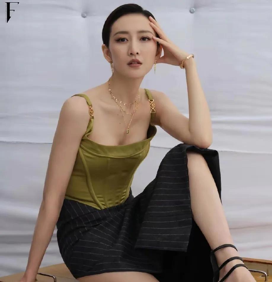 被这组图拿捏了
 
王鸥这组写真太绝！复古课桌配时尚穿搭，松弛又带感✨ 最后一张