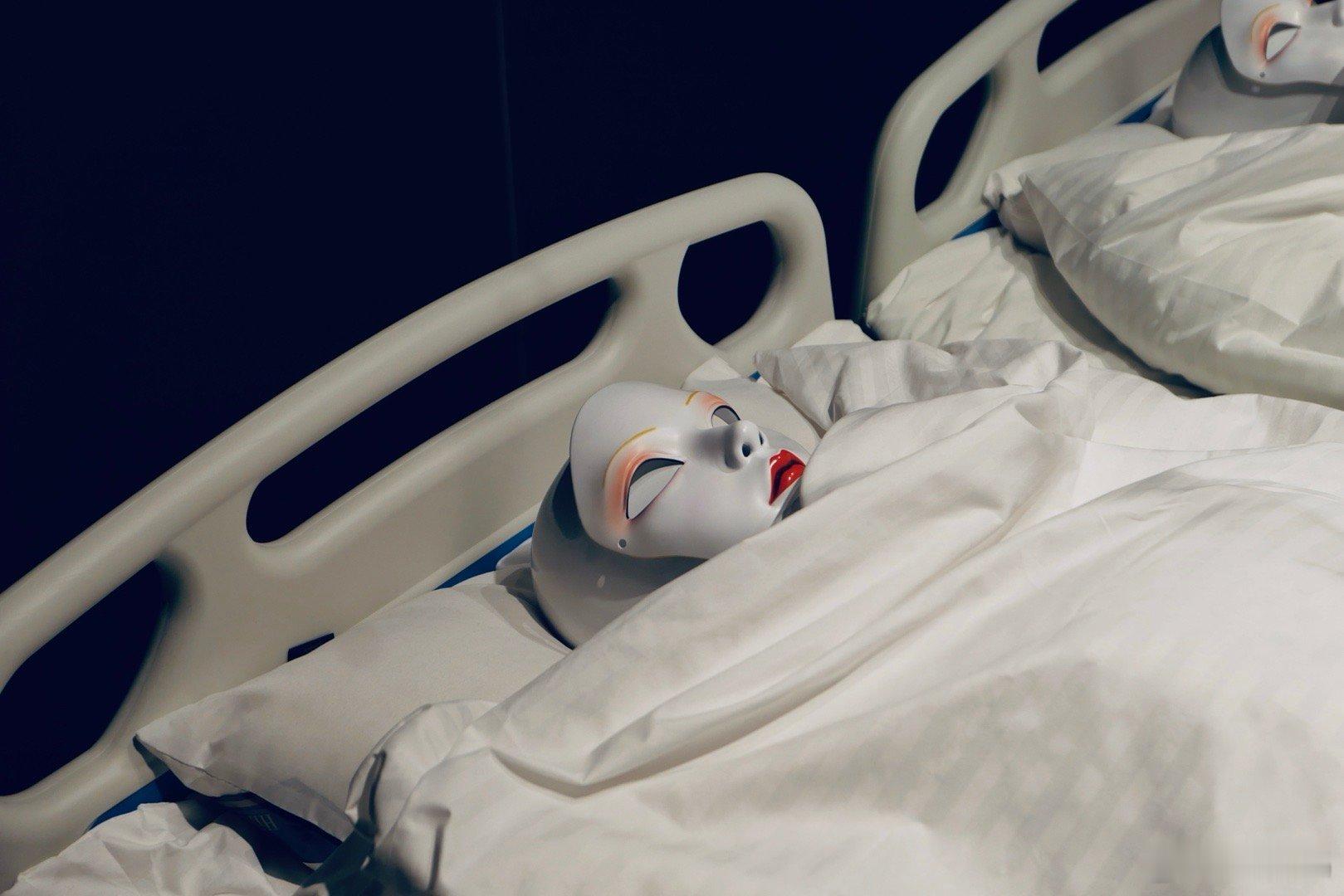 《心渊：暗涌之声的温柔回响》踏入展厅的第一刻，空气便悄然改变。光线沉入肌理，色彩