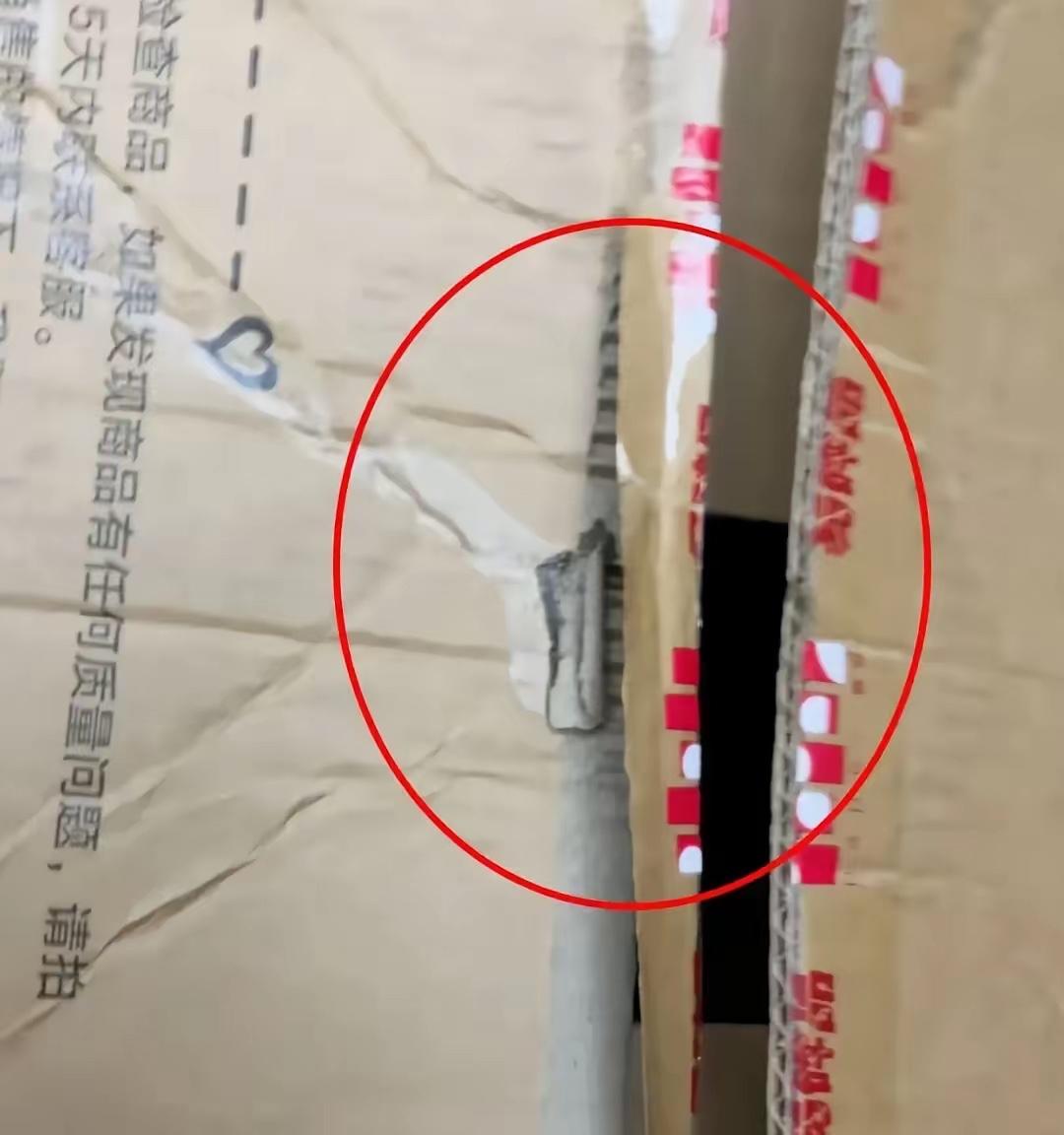 10月15日报道，浙江，一女子买了个人形娃娃，她拆开快递时，发现箱子里有不明液体