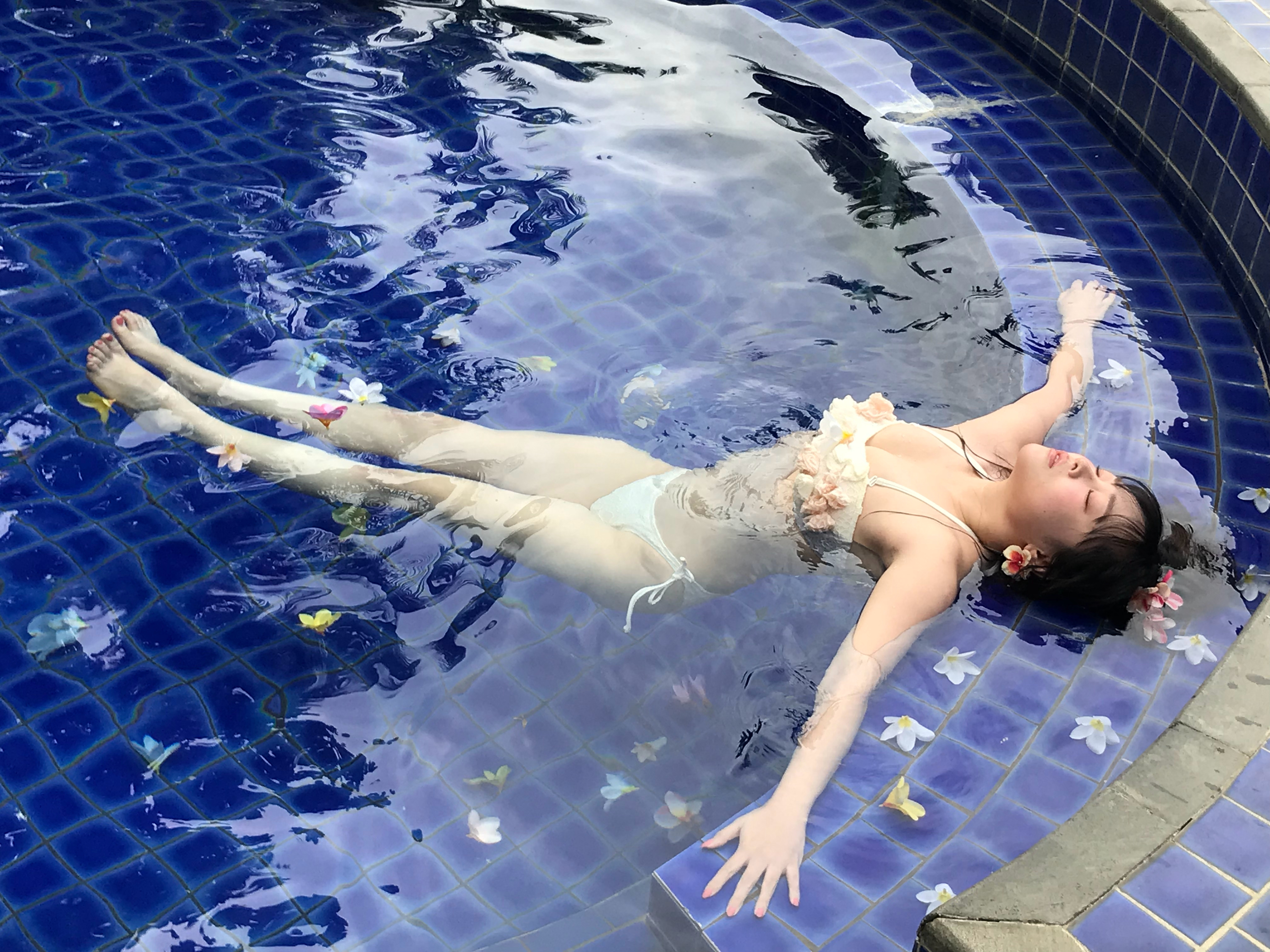 客片花絮和酸酸的第三波花絮，和酸酸一起快乐出海了！！！太生动太可爱咯！！！又是五