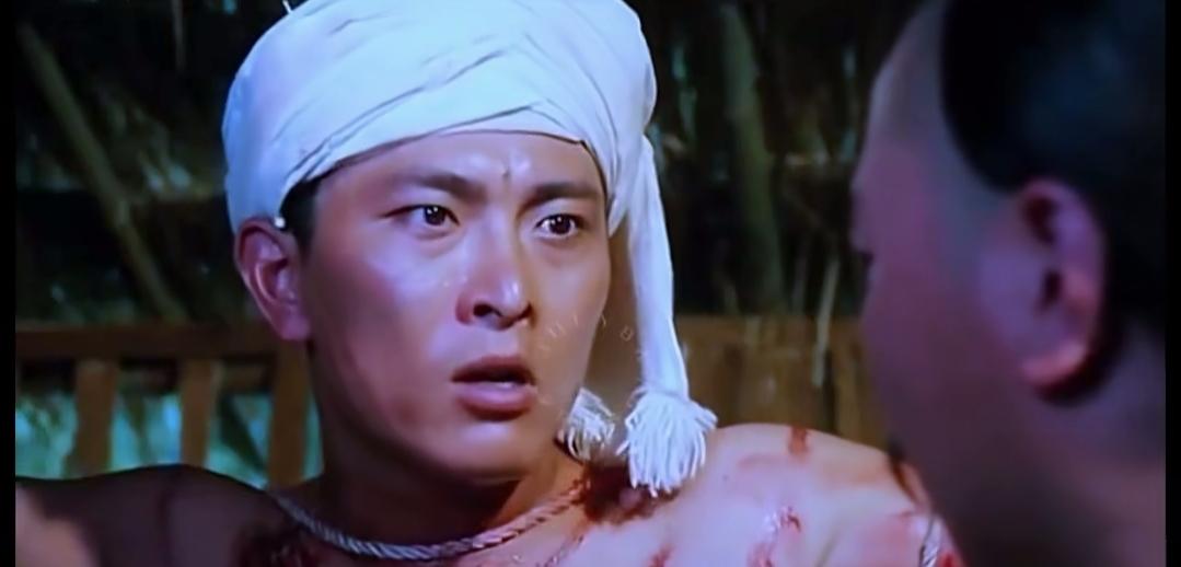 年轻时候的唐国强老师也是一枚妥妥的肌肉男。硬朗端正的五官，健壮的肌肉，浑身充满男
