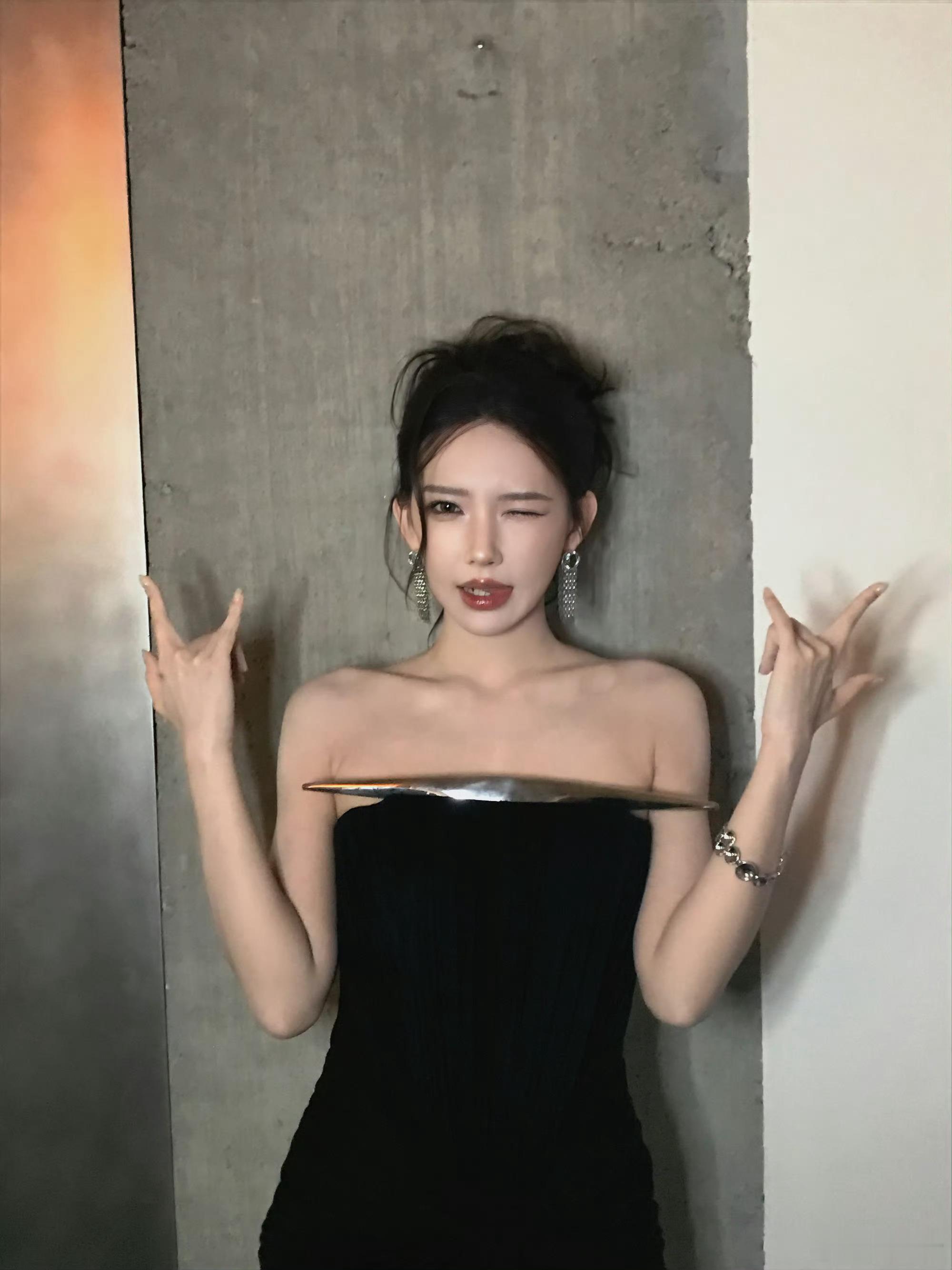 程潇给张月涂口红同场彩妆活动两大酷飒美女同框，程潇一身黑抹胸冷艳大气，亲自上手细