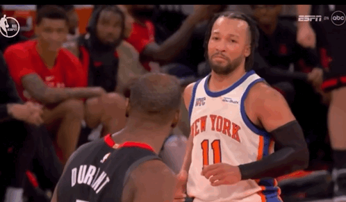 布伦森瞪着杜兰特：你防不住我滴！
布伦森这球有难度，顶开KD的防守，险些被盖，但