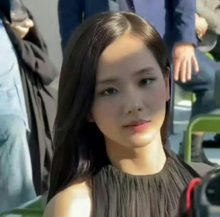 迪奥公主
金智秀 不仅作为此次活动最受重视的人物之一，还被时尚女魔头安娜主动邀请