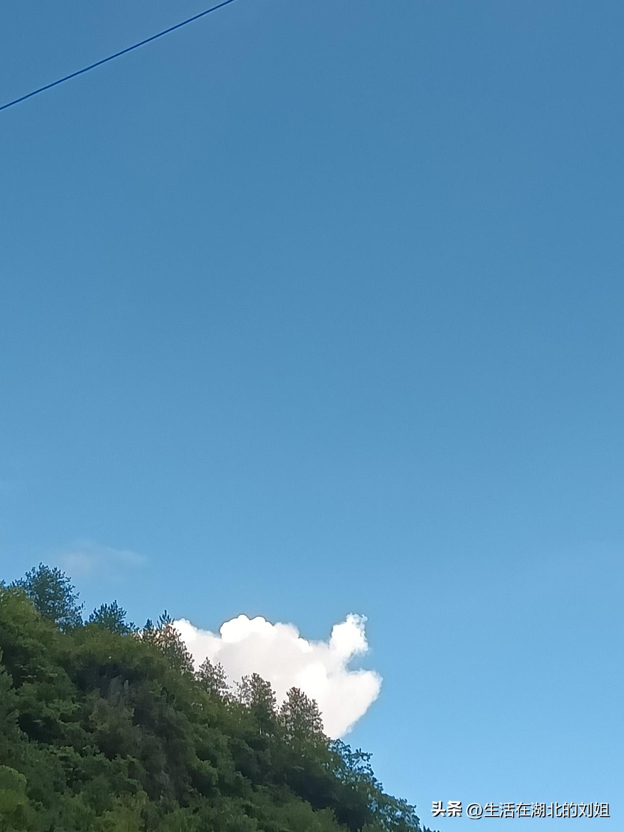 分享一张相册里随手拍的天空仰天长啸