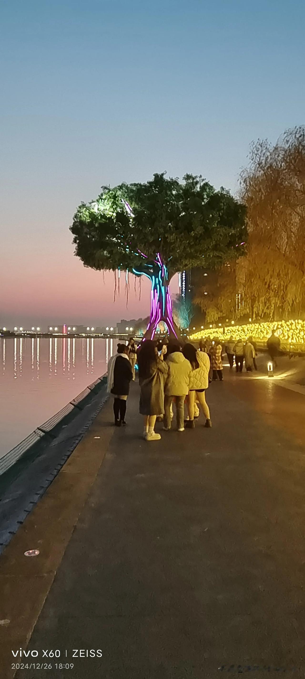 分享夕阳晚覆灯光秀