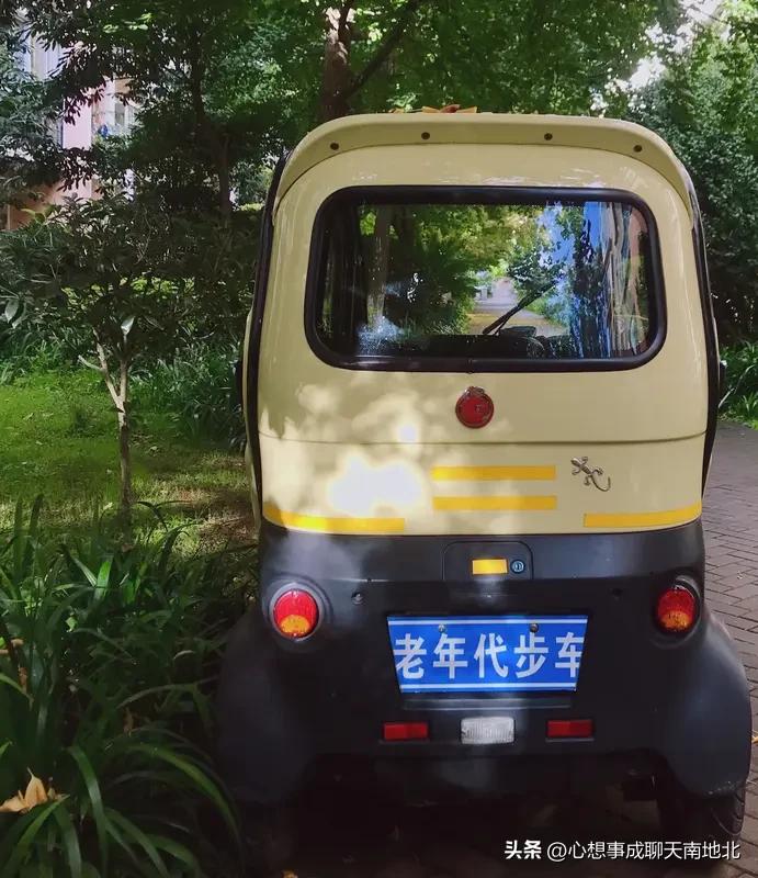 武汉真的应该管管这些老年代步车，无牌三轮车。很多老年代步车、无牌三轮车在市区横冲