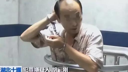 血刃划破法庭，

空白合同无人认，

十年欠薪算不清。

胡庆刚在十堰中院拿的不