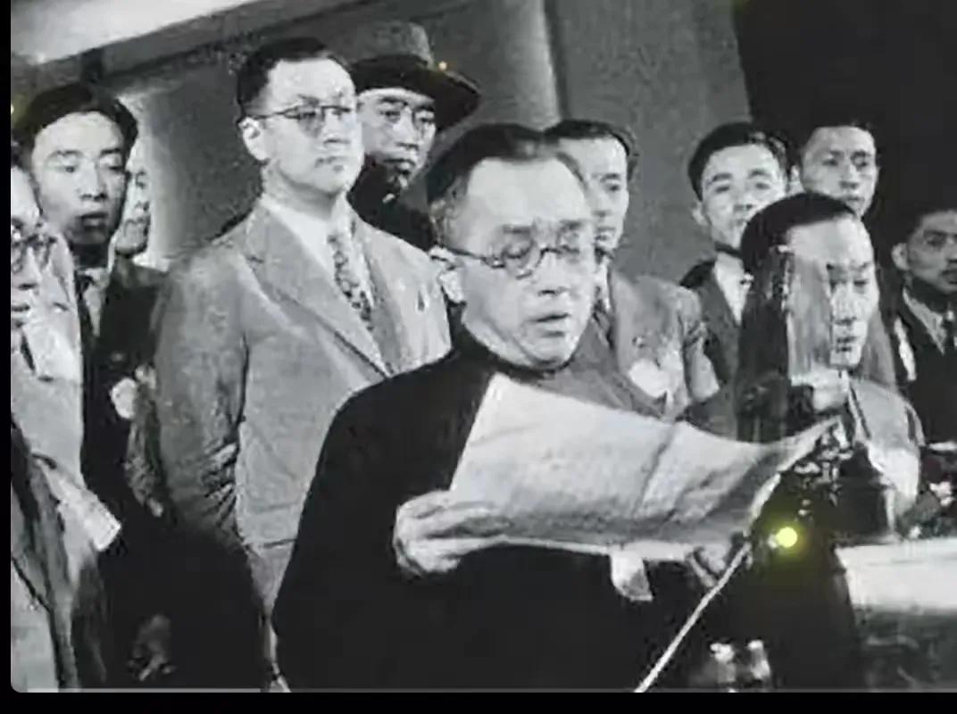 1952 年，胡思杜在报纸发文批判胡适。此时胡适在台北讲学，蒋校长请他吃饭时拿出
