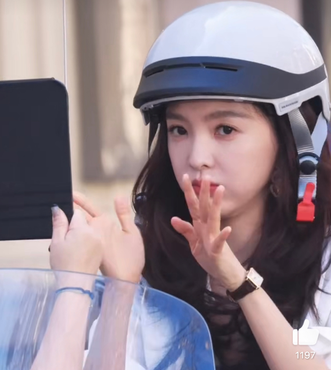 章若楠戴头盔路透，千盏姐姐穿这么美骑小电动车带头盔