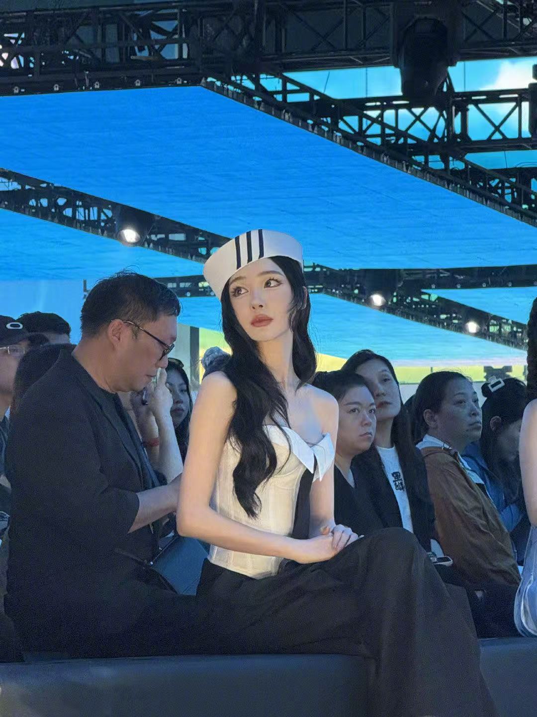 这居然是易梦玲易梦玲这造型是来索命的吧！水手服配贝雷帽乖到爆炸，腰细腿长的比例简
