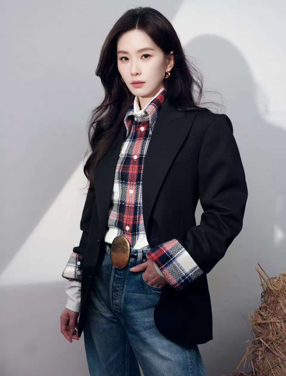 刘诗诗简约与优雅共生，冬日光影铺陈新章，❤️ 