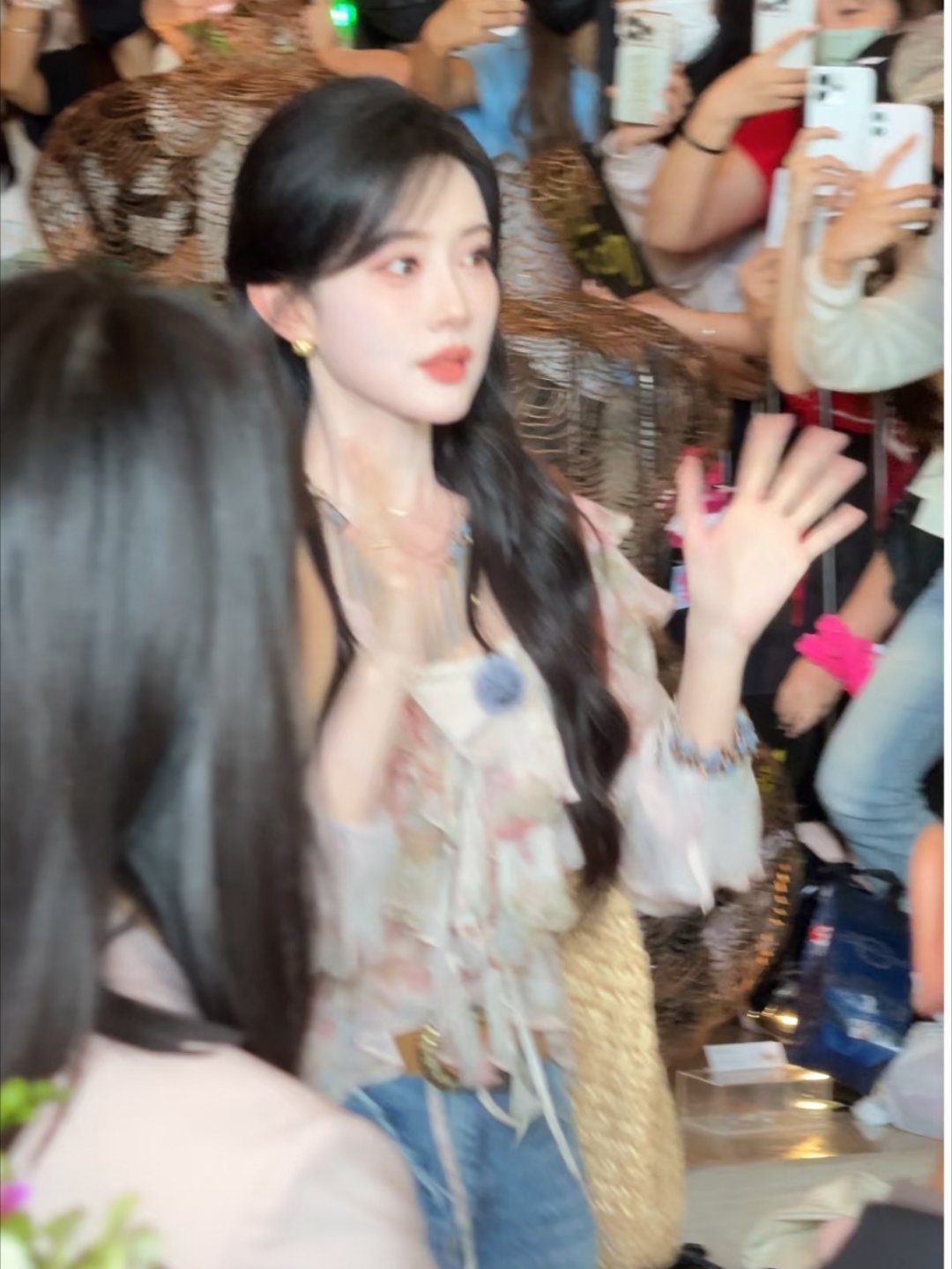 桃花坞路透好少啊😤想多看点美美孟子义都不行
