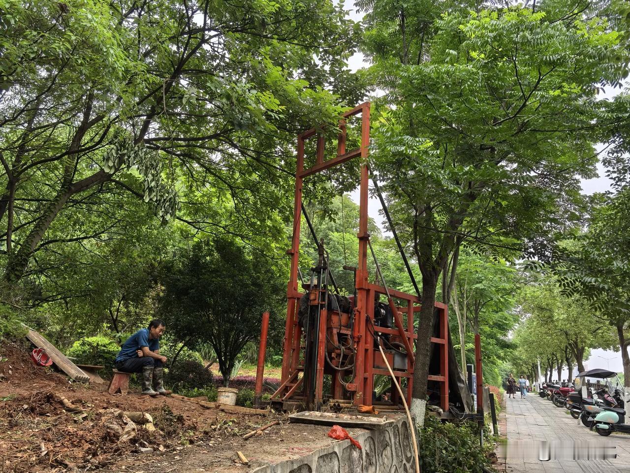 连接怀化市迎丰公园与怀化植物园的跨红星北路，焦柳铁路人行天桥开始施工建设，工期预