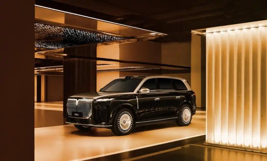 核心配置与技术亮点
‌智能驾驶‌：搭载华为乾崑ADS 4系统，含4颗激光雷达及1