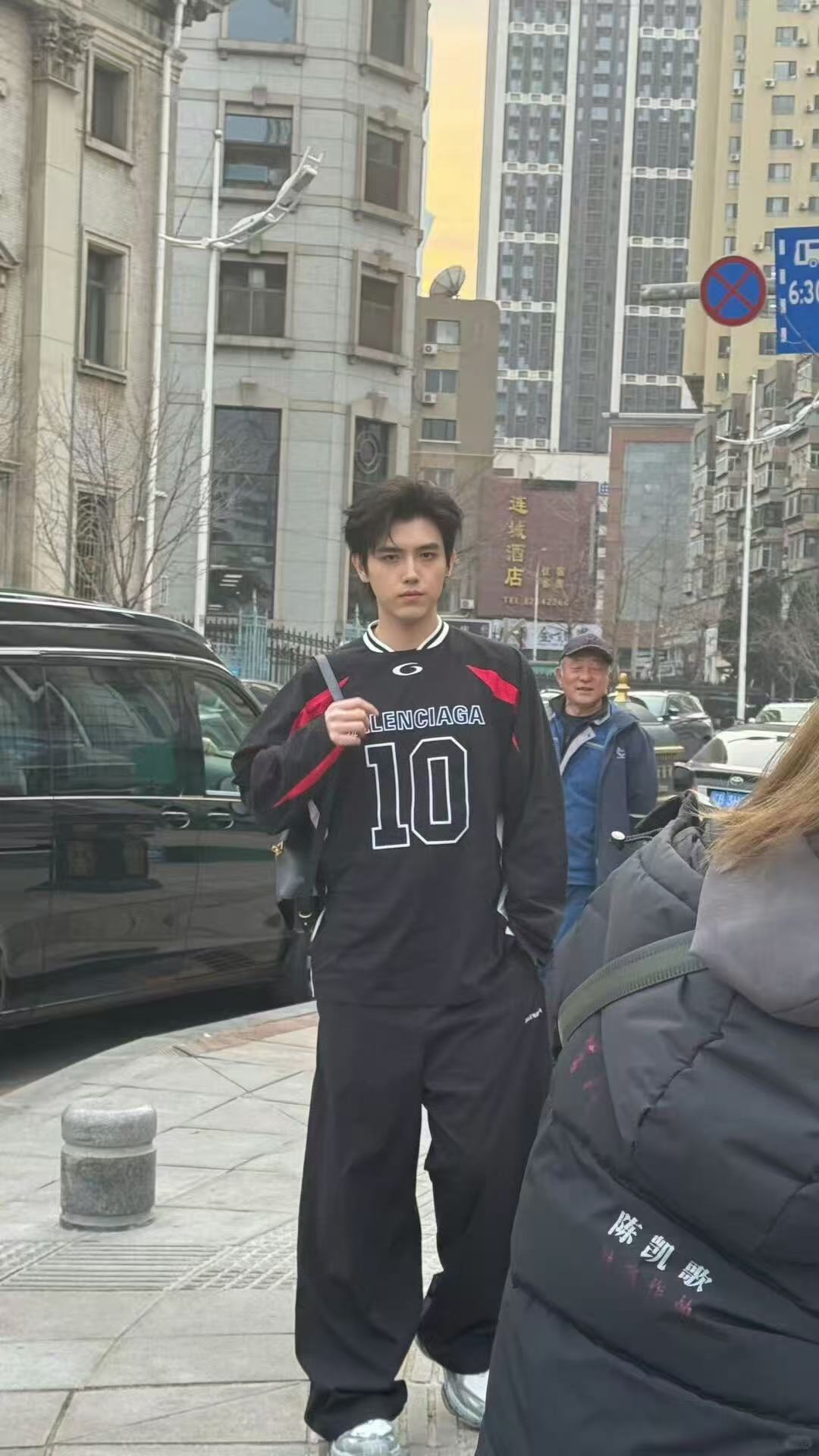 中山广场偶遇陈飞宇拍摄网友中山广场偶遇陈飞宇 网友中山广场偶遇陈飞宇 