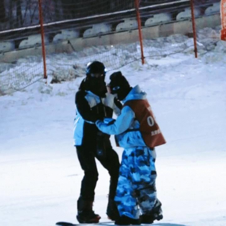 哈哈哈哈哈好怕这个教练也连夜换头像，王鹤棣不肯放开我的手（cr🫘 