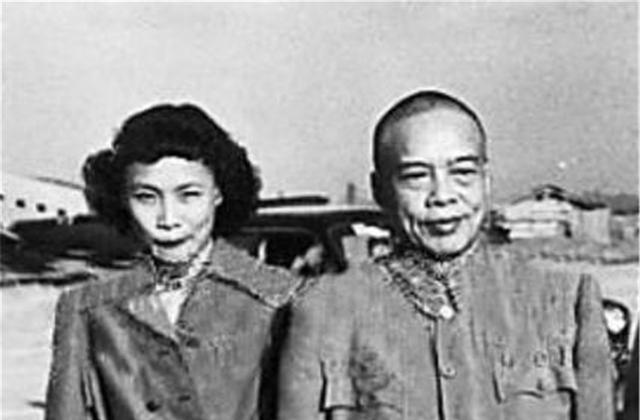 1918年，广东女子结婚6年不能生育，被丈夫抛弃，谁料，却被年轻军官求婚。她摇头