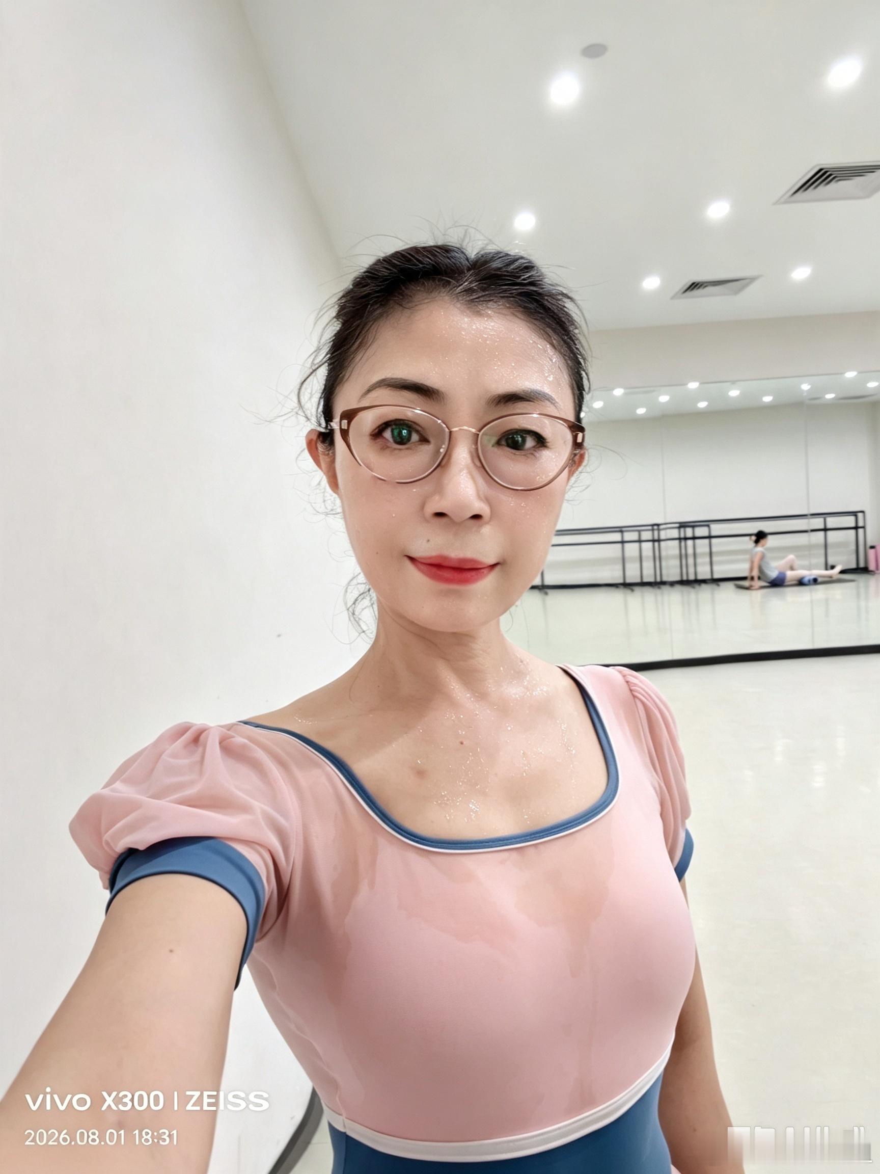 今天下午预约的芭蕾课因为老师生病取消了。为了不间断训练，我就预约了17:00的零