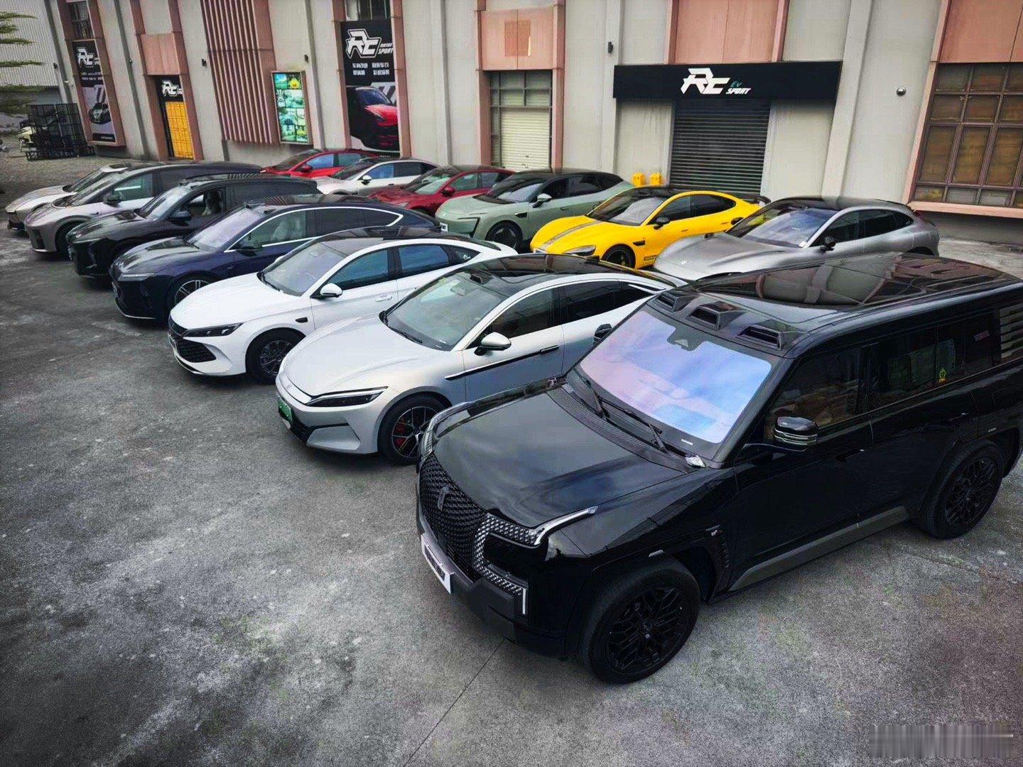 把我们公司部份自购车放在一起，可以做个小车展了[嘻嘻]这里涵盖了不同车型，不同电