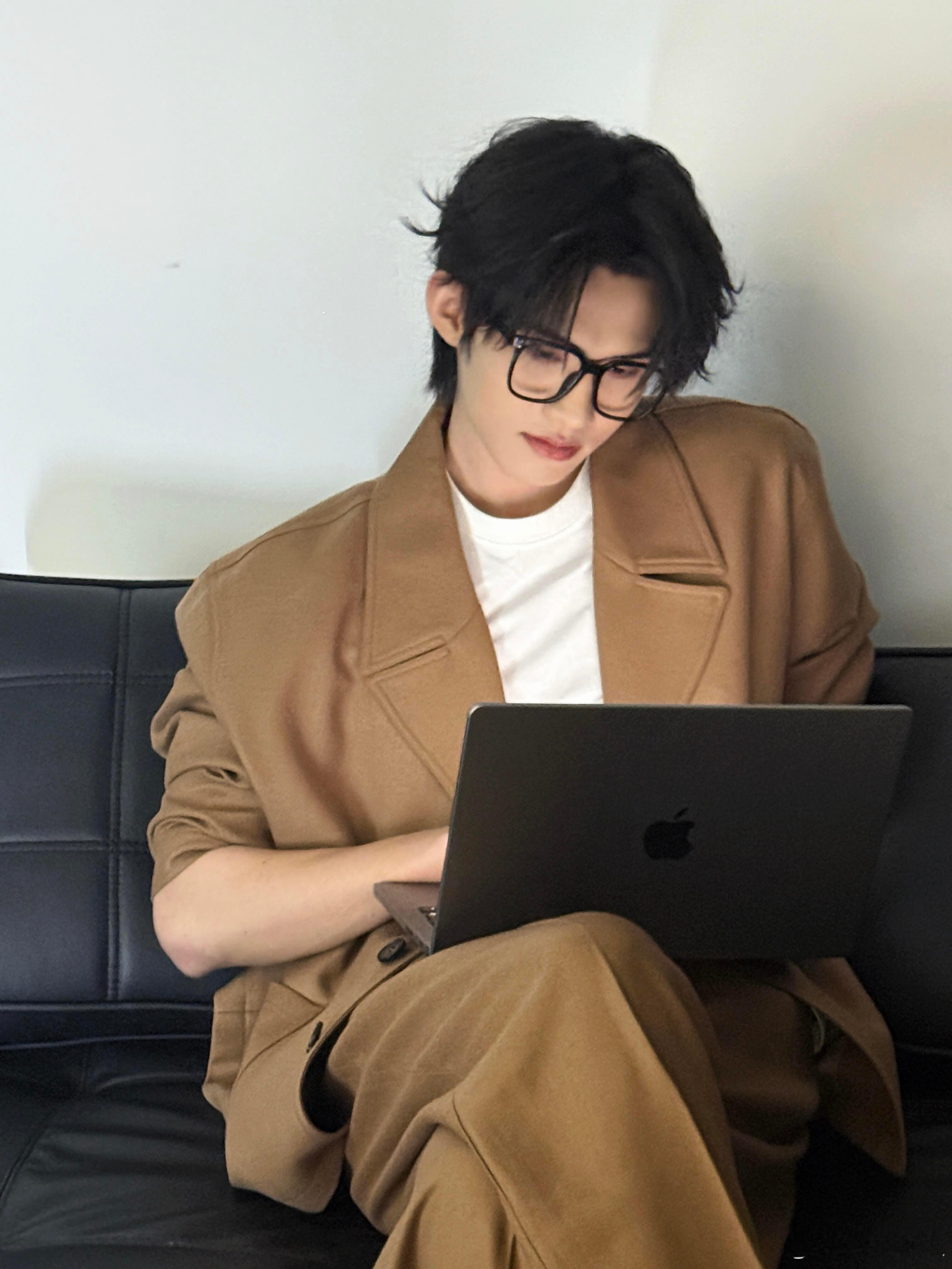 普普的衣服，普普的眼镜，普普的发型。云旗不愧是是模特，行走的衣服架子。 