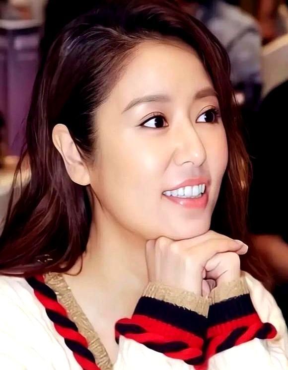 高龄生育的代价，从来不只是身体疼痛。
 
林心如40岁生女，算过一笔残酷的时间账