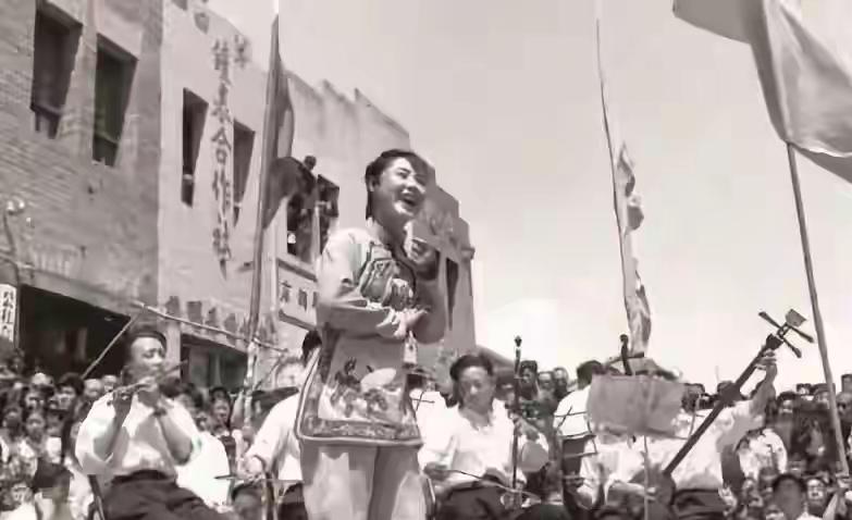 郭兰英演完《白毛女》，戏剧大师曹禺坐在台下，久久没有说话。
旁边的人问他感受。他