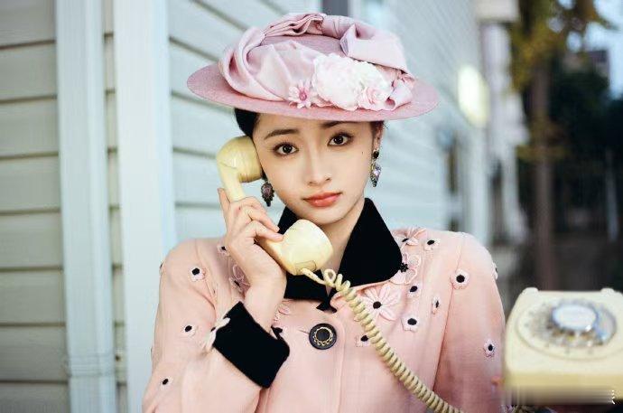 周洁琼内娱留洋千金又上新了 内娱留洋千金周洁琼又美啦！复古元素造型，怼脸精致，期