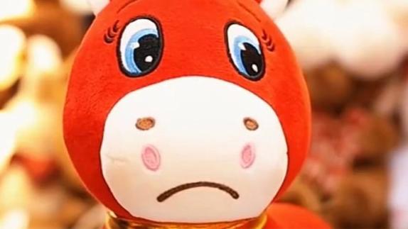 哭哭马玩偶意外走红有时候不完美的表达恰恰另一种完美的表现。“哭哭马”本来是生产线