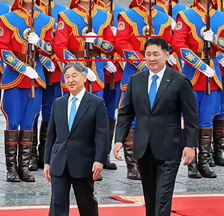 没想到日本天皇这么矮，目测最多一米六，应该是近亲结婚的结果。血统是纯正了，可是后