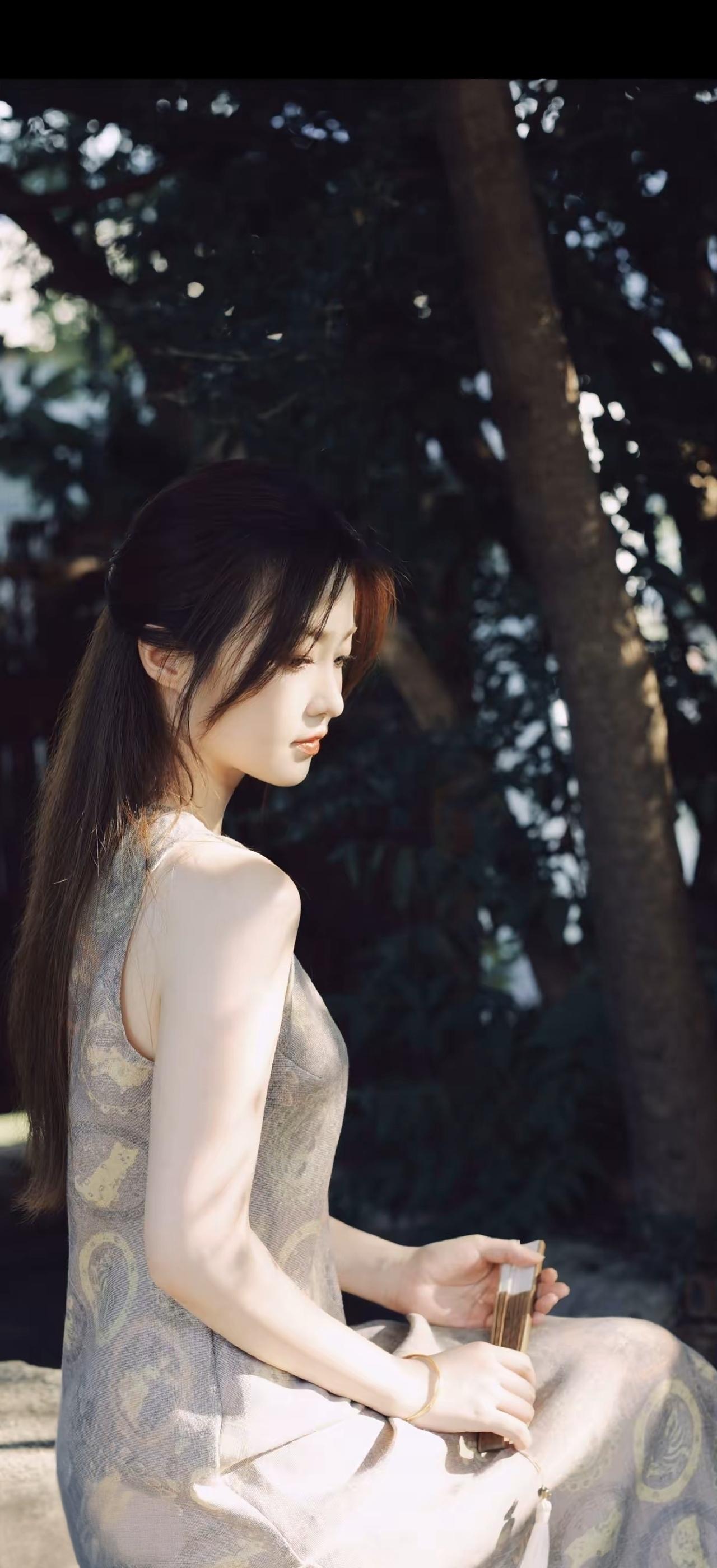 在阳光下的静谧时光，感受自然的美好。