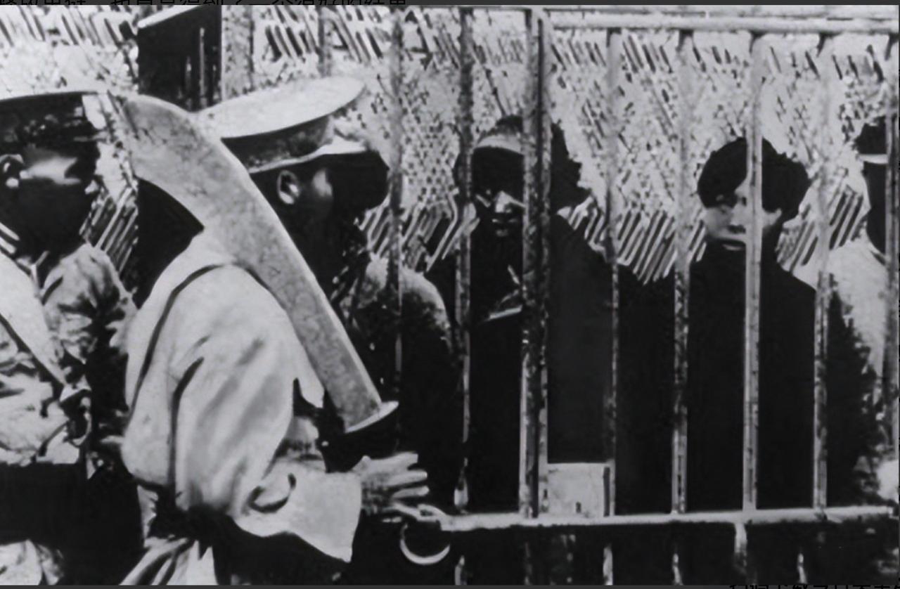 1948年，十多名地下党越狱失败，被押去枪毙。走不动的倒在半路，仅四人到了。军官